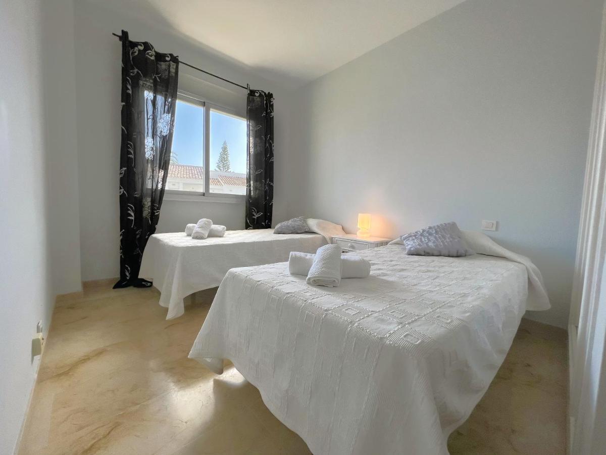 3 Bed Las Petunias, San Pedro Марбелья Екстер'єр фото